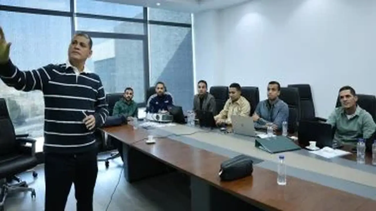 اجتماع أوسكار رويز الفني مع الحكام لمراجعة الحالات المثيرة للجدل